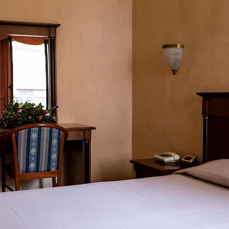 Hotel Astor Piacenza Luaran gambar