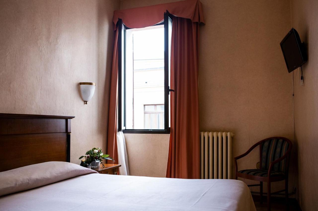 Hotel Astor Piacenza Luaran gambar