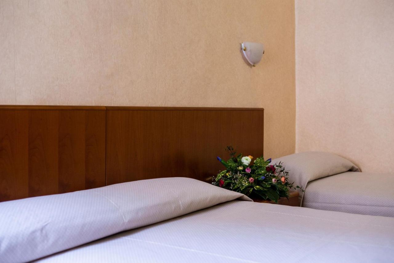 Hotel Astor Piacenza Luaran gambar