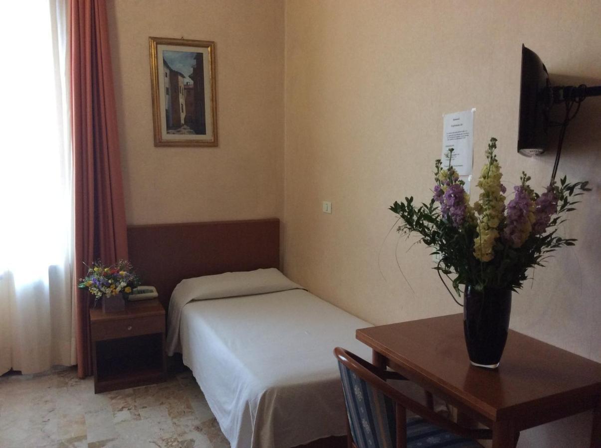 Hotel Astor Piacenza Luaran gambar